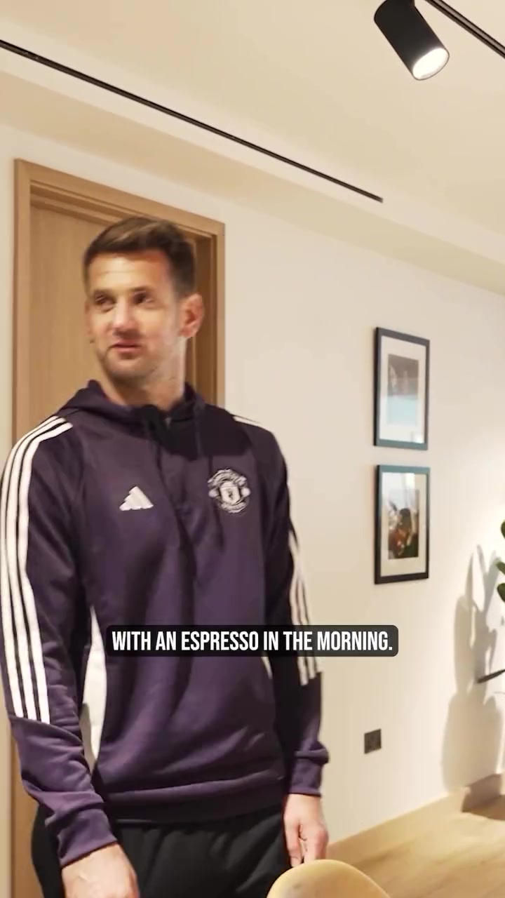 pp电子官网-5000万英镑翻新！德里赫特、希顿带球迷云参观卡灵顿基地