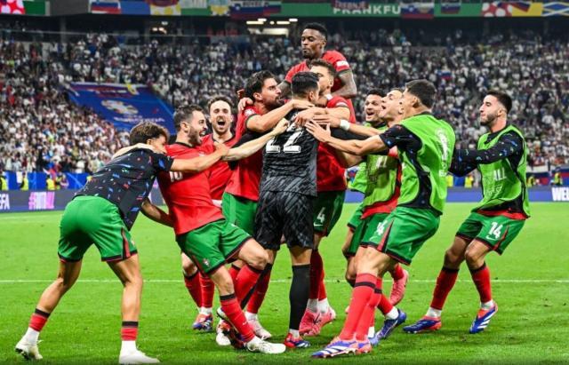 pp电子模拟器-佩佩C罗险成罪人 点球大战三连扑 科斯塔一战成圣