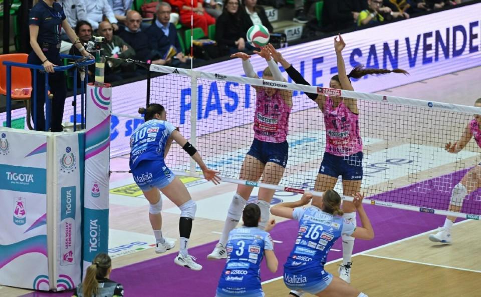 pp电子试玩-让二追三!科内利亚诺半决赛占先机,朱婷一锤定音+21分荣膺MVP